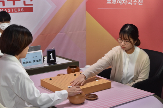▲ 최정 9단(오른쪽)이 김혜민 9단에게 여자국수전 1국을 선승하며 우승에 유리한 고지로 올라섰다